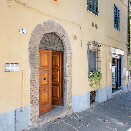 Piazza Napoleone Lovely Central Apartment Lucca Bagian luar foto