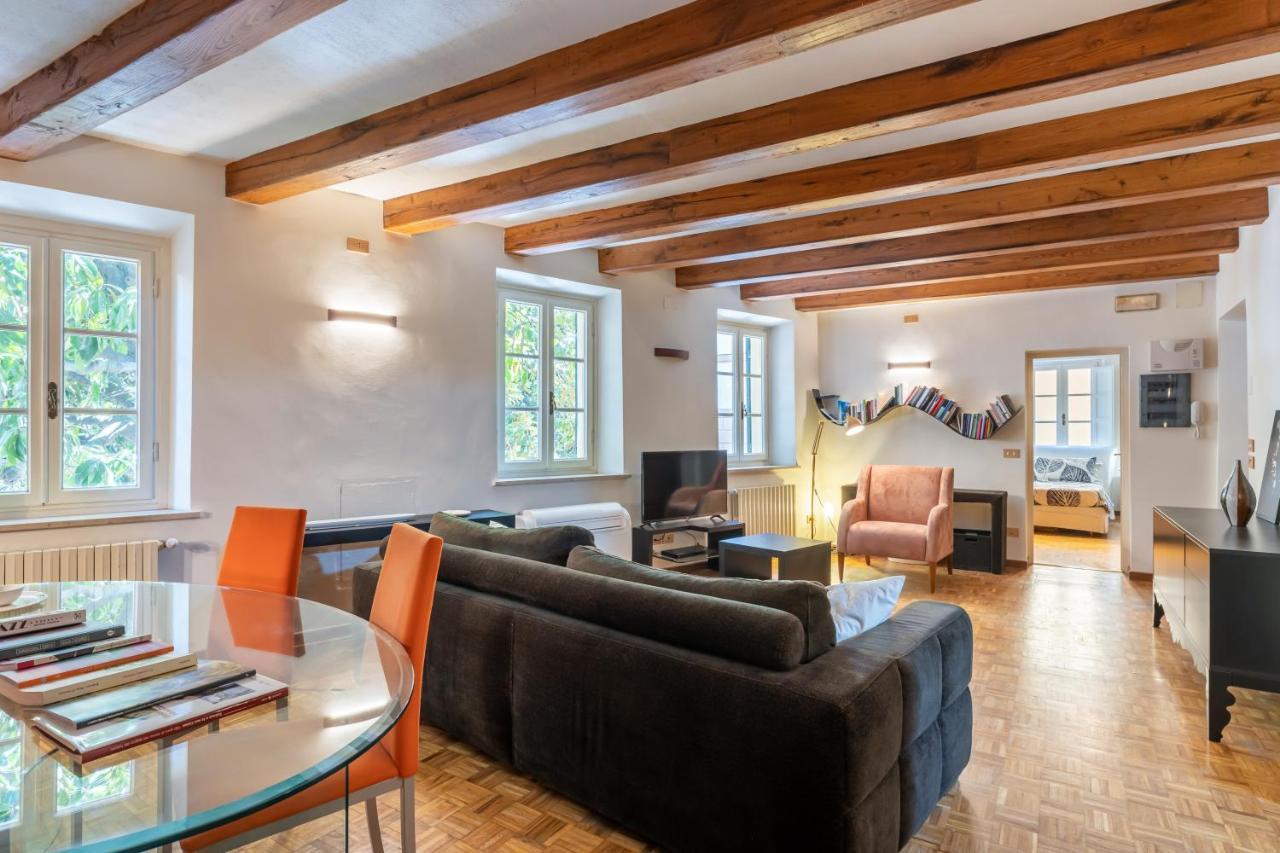 Piazza Napoleone Lovely Central Apartment Lucca Bagian luar foto