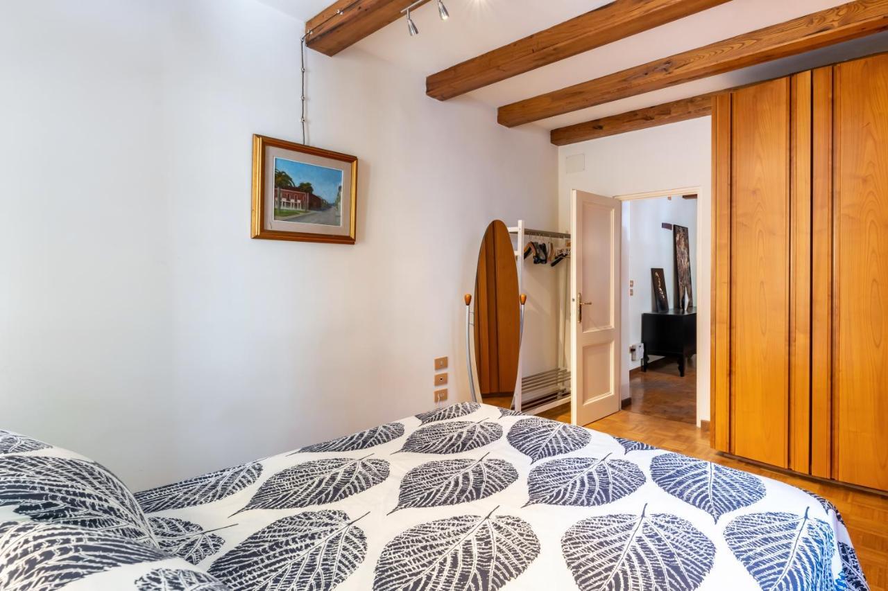 Piazza Napoleone Lovely Central Apartment Lucca Bagian luar foto