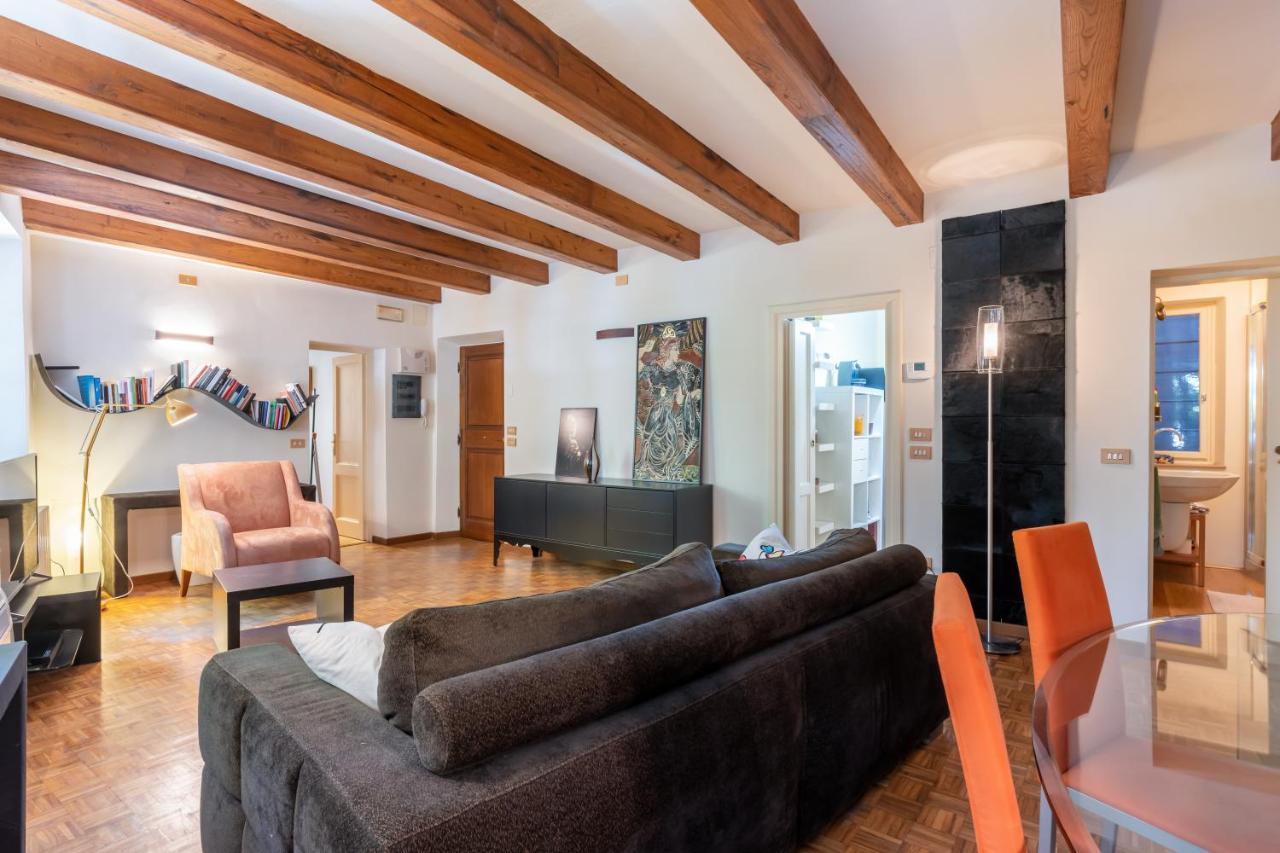 Piazza Napoleone Lovely Central Apartment Lucca Bagian luar foto